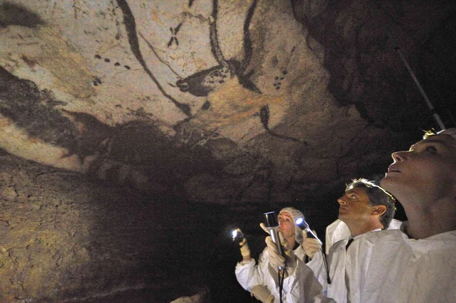 Raziskovalci so analizirali paleolitske in neolitske živalske podobe v Franciji (na fotografiji Lascaux), Španiji, Nemčiji in Turčiji ter ugotovili, da kažejo enako metodo beleženja časa, pa čeprav nastanek teh poslikav ločujejo tisočletja. FOTO: Philippe Wojazer/Reuters