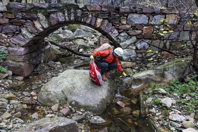 Iztok Cencič med čiščenjem gornjega dela soteske. FOTO: Bogdan Kladnik in Iztok Cencič