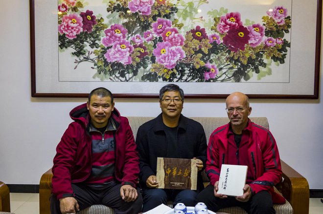 Ekipa treh organizatorjev med pripravo akcije: Shi Yanzi (Shaolin Combat school), Li Yong Jun (CTS) in Bogdan Kladnik (Guardians of the Earth). FOTO: Bogdan Kladnik in Iztok Cencič
