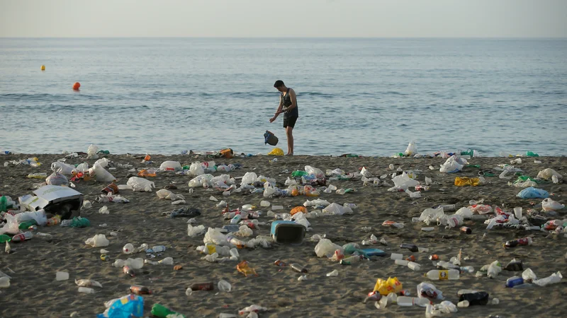 Fotografija: Pri Collinsu so za izraz, ki je zaznamoval leto 2018, izbrali single-use. Zavržena plastika za enkratno uporabo lahko pristane daleč od mesta zaužitja hrane ali pijače, v najbolj oddaljenih oceanih. FOTO: Reuters