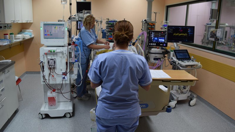 Fotografija: Na oddelku za intenzivno interno medicino celjske bolnišnice je ekipa, ki deluje kot eno. Sestre držijo tri vogale. FOTO: arhiv SBC