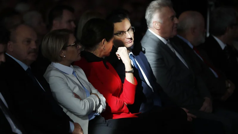 Turbulenca še ne pomeni padca letala, komentira razmere v koaliciji predsednik vlade Marjan Šarec, zato verjame, da bodo šli naprej, tudi z Alenko Bratušek. Za upokojence pa se po njegovem zavzema vsa vlada skupaj in ne posamične stranke.<br />
Foto Leon Vidic
