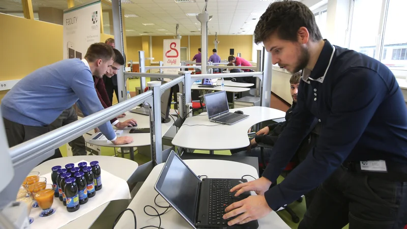 Na začetku podjetniške poti se mladi pogosto zatečejo v prostore za sodelo. FOTO: Igor Zaplatil/Delo