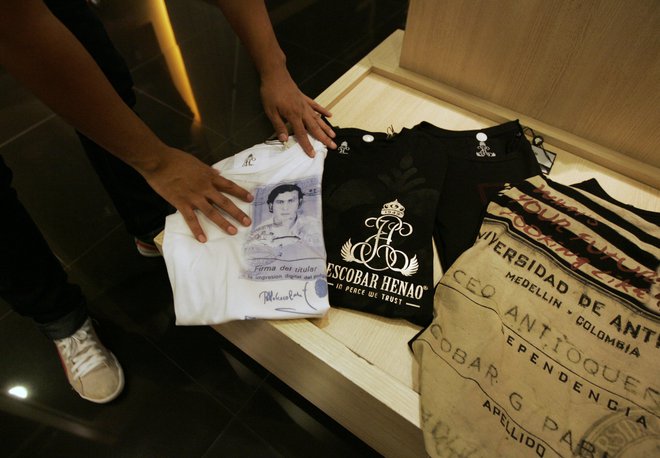 Za Kolumbijce je Escobar postal novodobni vir zaslužka, saj lahko v skoraj vseh kolumbijskih turističnih krajih kupite majice, kape ali skodelice z njegovo podobo. FOTO: Reuters