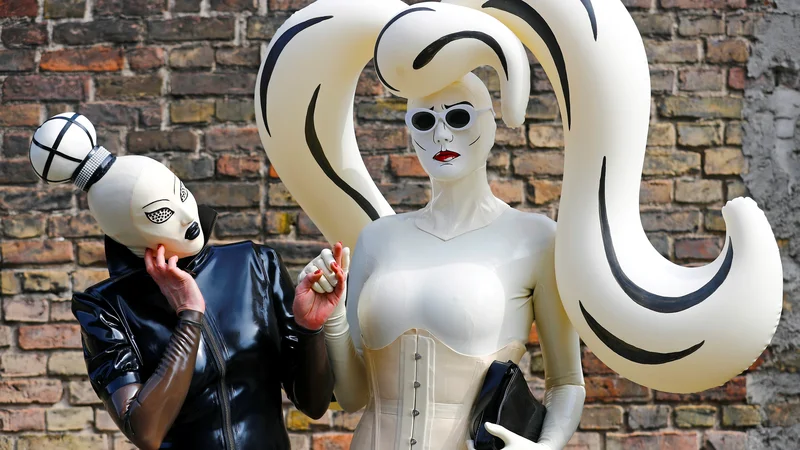 Fotografija: Maj 2018. Utrinek iz berlinskega sejma namenjenega fetišu (German Fetish Ball). Foto Hannibal Hanschke Reuters