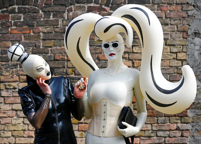 Maj 2018. Utrinek iz berlinskega sejma namenjenega fetišu (German Fetish Ball). Foto Hannibal Hanschke Reuters
