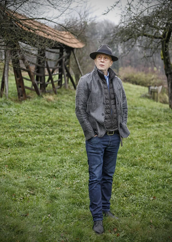 Vlado Kreslin: Družbena angažiranost? Če hočeš, jo vidiš. <em>Je v Šiški še kaj odprtega</em> je komad o razpadu Jugoslavije. <em> Lahko bi zletela</em> je pesem o spravi. FOTO: Blaž Samec/Delo<br />