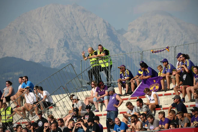 Kranjski stadion ponuja predvsem lepe razglede, bo v prihodnje tudi nudil tudi udobje za gledalce in nočne tekme pod žarometi? FOTO: Jure Eržen/Delo