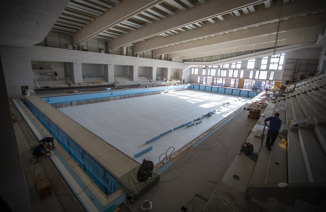 Pokriti olimpijski bazen na Bonifiki, ki naj bi ga dokončali do konca leta, je zadnja športna infrastrukturna pridobitev v Kopru. FOTO: Jože Suhadolnik/Delo