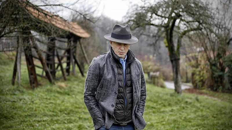 Fotografija: Vlado Kreslin. Nekaj je v njegovi glasbi, kar sproži hrepenenje, nostalgijo po nečem, česar ne znamo ubesediti, onstran časa in prostora. FOTO: Blaž Samec/Delo