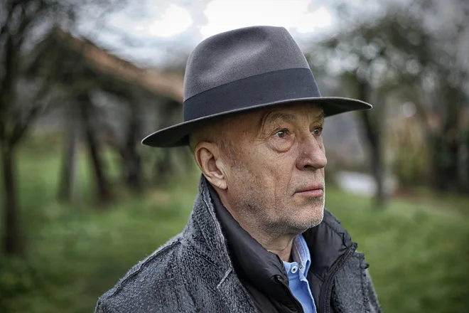 Vlado Kreslin: Hoteli smo povedati, da sta kavč in šank tisti odločilni lokaciji v Sloveniji, ki uravnavata vse. Tisti pri šanku vse vedo in tisti na kavču pred televizijo prav tako. FOTO: Blaž Samec/Delo