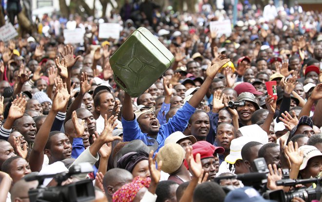 Protestniki v prestolnici Zimbabveja Harare. FOTO: Tsvangirayi Mukwazhi/Ap