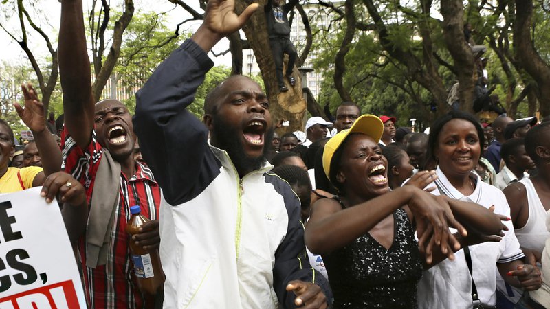 Fotografija: Protestniki v prestolnici Zimbabveja Harare. FOTO: Tsvangirayi Mukwazhi/Ap