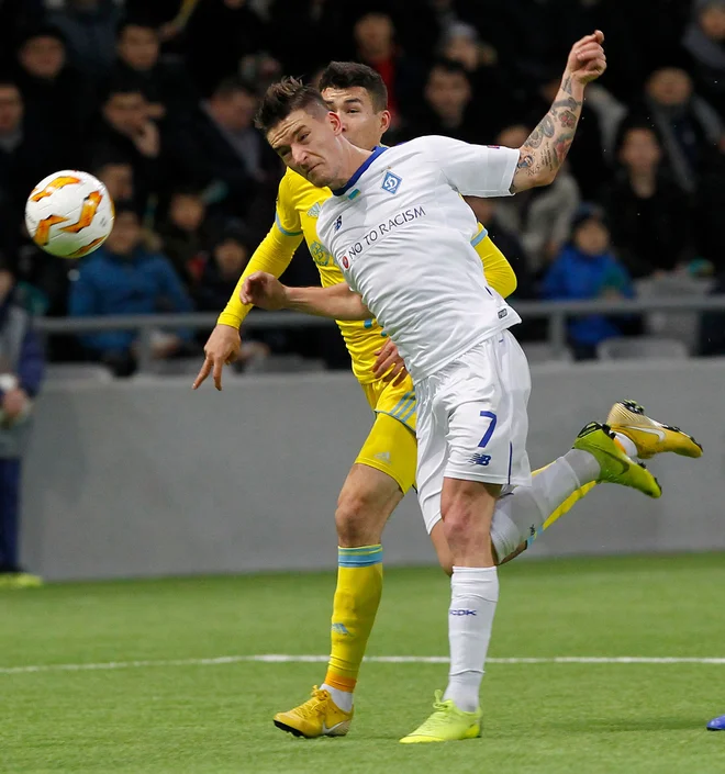 Branilec Astane Bahijor Zajnutdinov ni bil kos slovenskemu reprezentantu v Dinamovem dresu Benjaminu Verbiču (desno). FOTO: Afp