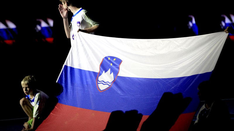 Fotografija: Slovenska zastava,Ljubljana Slovenija 06.11.2017 [Slovenija,zastava] Foto Roman ipić/delo