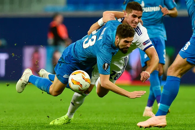 Miha Mevlja (levo) in cirpski reprezentant pri Københavnu Pieros Sotiriou sta se po ligi narodov pomerila še na klubski ravni. FOTO: Afp