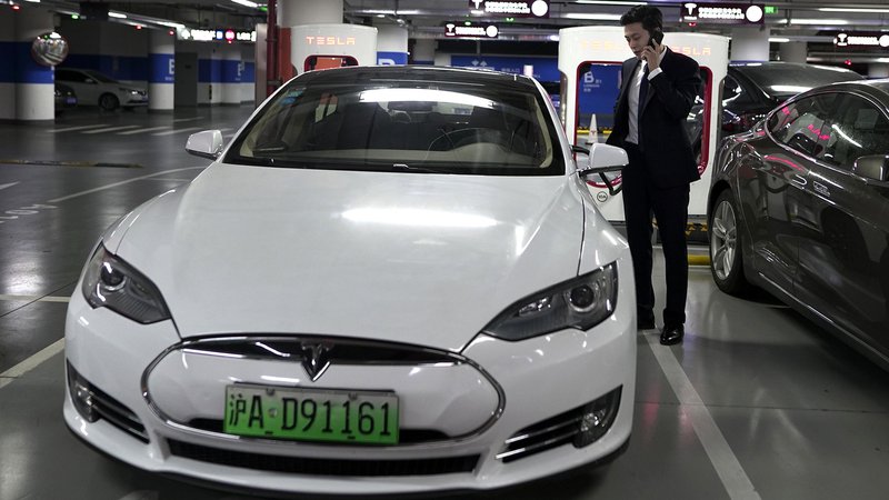 Fotografija: Da so najpomembnejši akterji pripravljeni sklepati kupčije, ni nič presenetljivega, saj je Kitajska največji avtomobilski trg na svetu. FOTO: AP