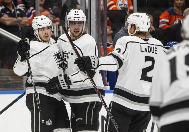 Anže Kopitar (na fotografiji drugi z leve) je bil med podajalci pri obeh golih za Los Angeles Kings. Foto: AP