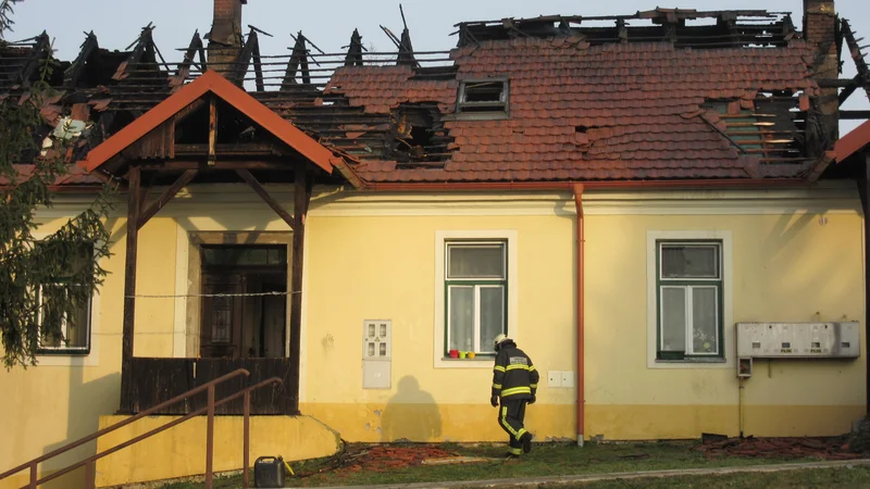 Fotografija: Zgodaj zjutraj je zgorela kaplanija na Teharjah. FOTO: Špela Kuralt/Delo