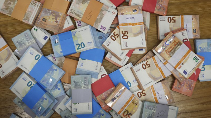 Fotografija: Euro denar. Ljubljana, 19. januar 2018 [euro,korupcija,Ljubljana,denar,motivi] Foto Leon Vidic/delo
