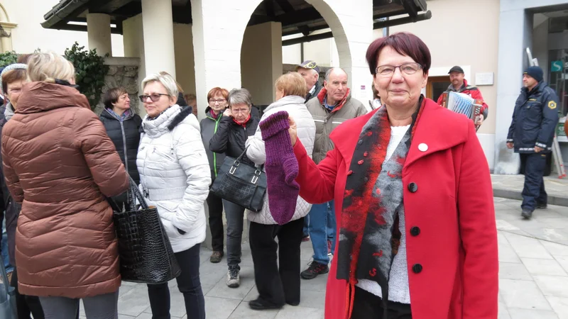 Fotografija: NLB je zapustila Črnjane, a tudi Črnjani zapuščajo NLB. Številni bodo prihranke hranili doma, v nogavicah. FOTO: Mateja Kotnik