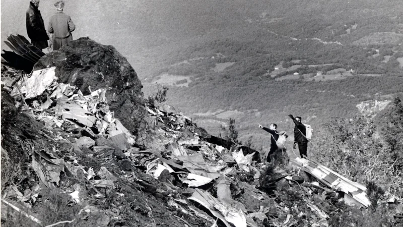 Fotografija: »Prizor je grozljiv. Vse tisto, živo ali mrtvo, kar se je razbilo ob kamenju San Pietra pri Bichisanu, je izgubilo vsakršno obliko,« je za Delo zapisal novinar in urednik Politike Aleksandar Prlja. FOTO: Joco Žnidaršič
