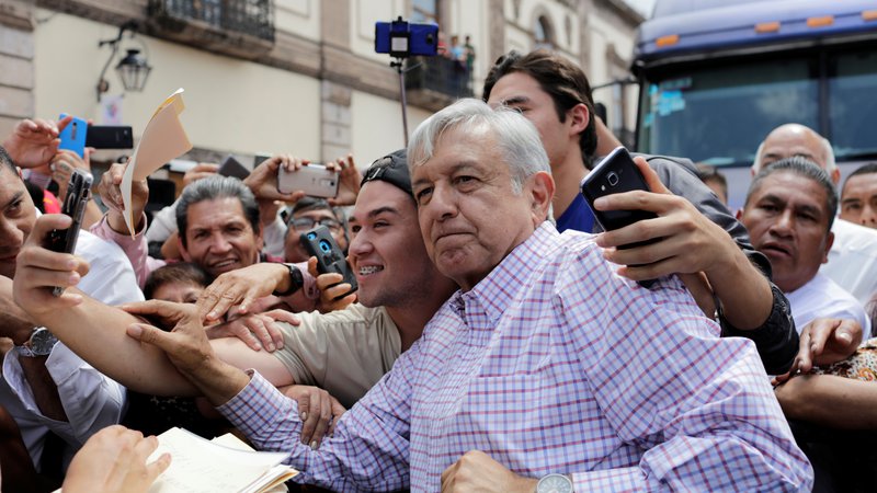 Fotografija: Priljubljenega novega mehiškega predsednika Andrésa Manuela Lópeza Obradorja številni ozačujejo za populista. FOTO: Reuters