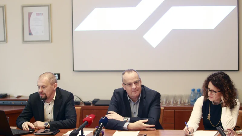 Fotografija: Vodja digitalnih projektov SŽ-Potniški promet Nelson Šorgo, direktor SŽ-Potniški promet Boštjan Koren in Romana Butolen, direktorica podjetja Imovation. FOTO: Roman Šipić/Delo