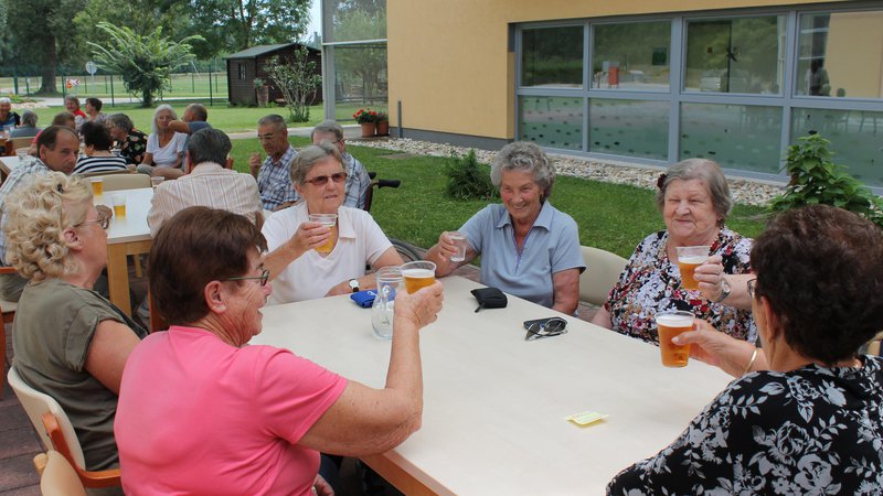 Fotografija: Sindikat upokojencev Slovenije podpira ustreznejše plače zaposlenih v zdravstveni in socialni dejavnosti, nasprotuje pa prevalitvi teh stroškov na hrbte stanovalcev domov za starejše in plačnikov pomoči na domu. Foto Bakal Oste