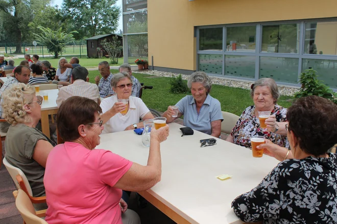 Sindikat upokojencev Slovenije podpira ustreznejše plače zaposlenih v zdravstveni in socialni dejavnosti, nasprotuje pa prevalitvi teh stroškov na hrbte stanovalcev domov za starejše in plačnikov pomoči na domu. Foto Bakal Oste