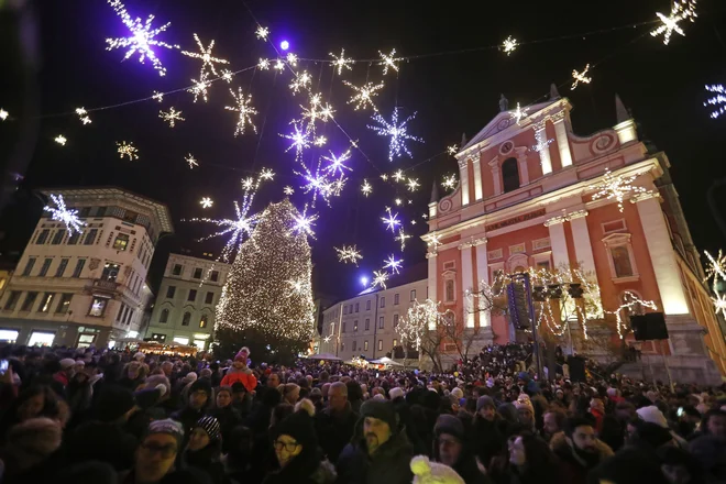 V Ljubljani prižgejo osvetljavo tradicionalno v petek pred prvim adventnim vikendom. FOTO: Leon Vidic/Delo