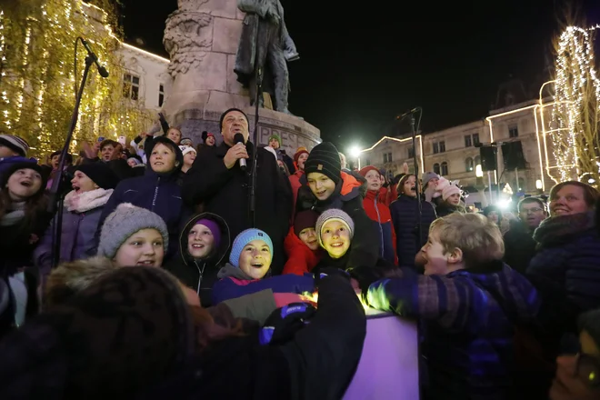 Praznične luči je župan Zoran Janković prižgal skupaj z otroci. FOTO: Leon Vidic/Delo