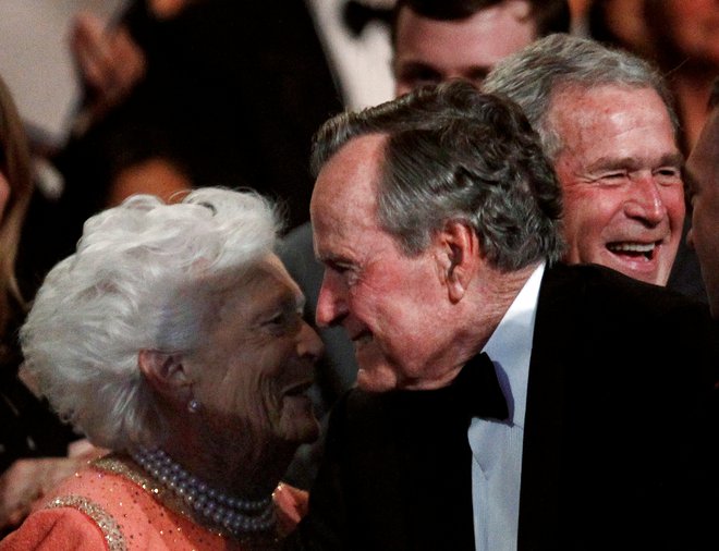 George H.W. Bush z ženo Barbaro in sinom Georgom Bushem ml. leta 2011. FOTO: Jim Young/Reuters