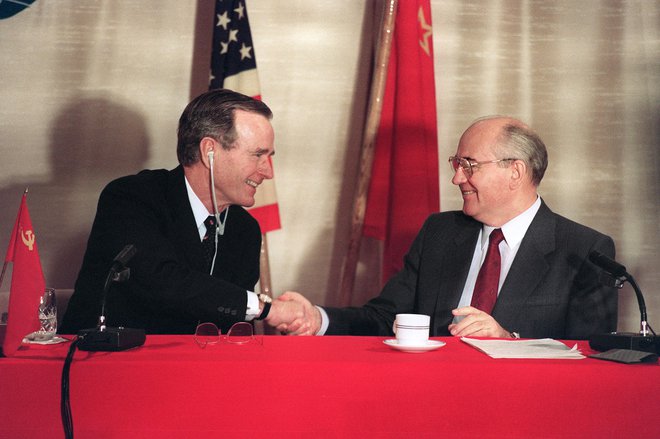 Leta 1989 na srečanju z voditeljem Sovjetske zveze Mihailom Gorbačovim. FOTO: Jerome Delay/AFP