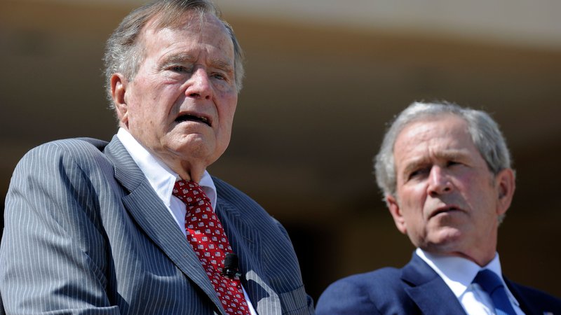 Fotografija: George Bush st. ob sinu Georgu Bushu ml. Bil je drugi predsednik v zgodovini ZDA, katerega sin je prav tako postal predsednik. FOTO: AFP
 