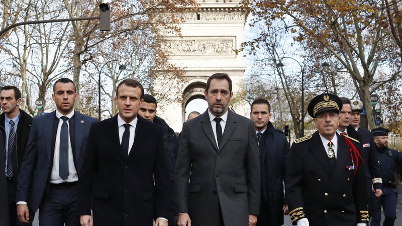 Fotografija: Francoski predsednik Emmanuel Macron si je danes ogledal oskrunjen Slavolok zmage FOTO: AP