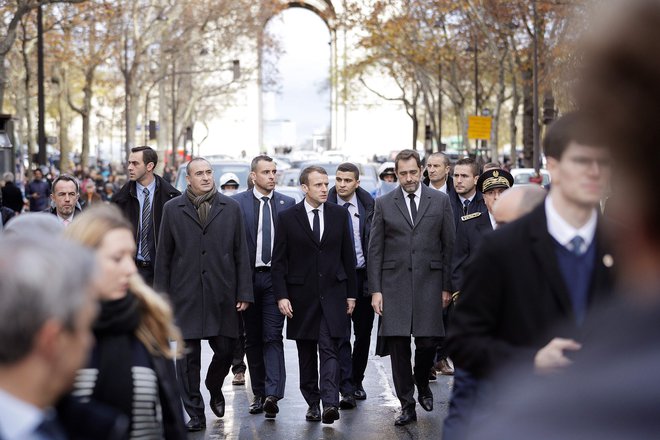Francoski predsednik Emmanuel Macron si je danes ogledal oskrunjen Slavolok zmage FOTO: AFP