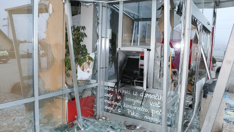 Fotografija: Poleg, da so ukradli kaseto z denarjem, so storilci povzročili tudi veliko materialno škodo FOTO: PU Maribor