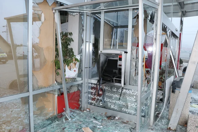 Poleg, da so ukradli kaseto z denarjem, so storilci povzročili tudi veliko materialno škodo FOTO: PU Maribor
