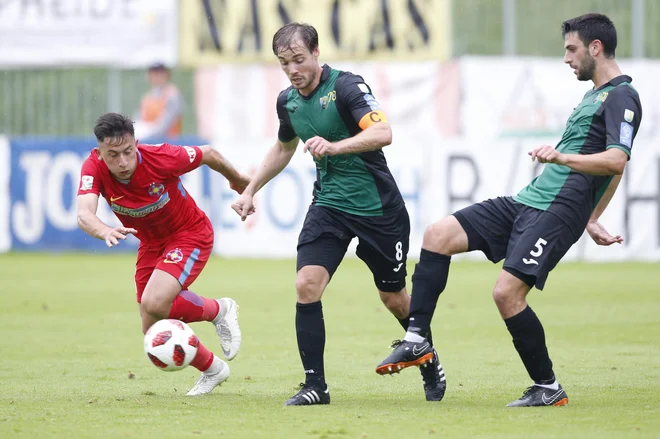 Damjan Trifković (v sredini) je potrdil pomembno zmago Rudarja proti tekmecu za obstanek Triglavu. FOTO: Voranc Vogel/Delo