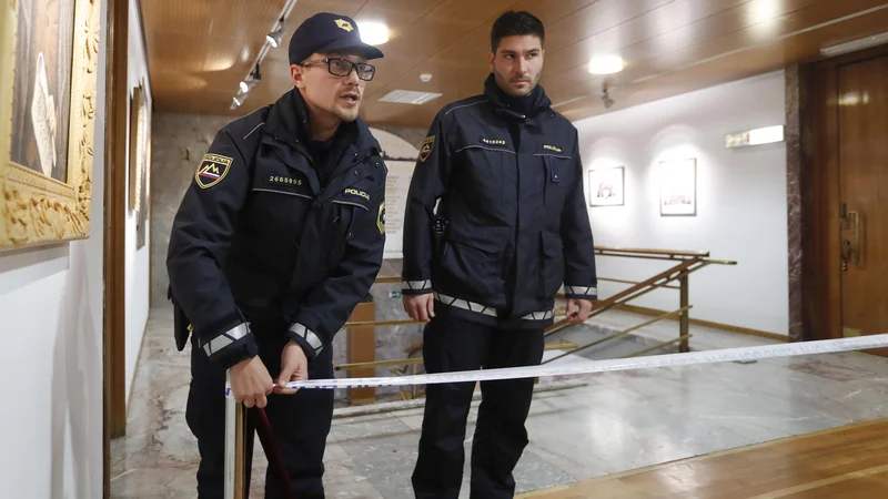 Fotografija: Policija je zapečatila prostor zaradi suma nepobleščenega vstopa v sobo, kjer so bile glasovnice predčasnih volitev v Kranju. FOTO: Leon Vidic/Delo