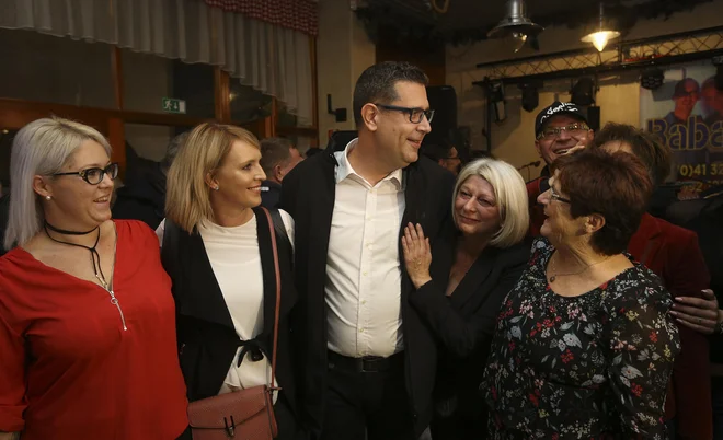 Veselje v štabu Aleša Bržana. Se je veselil prehitro? FOTO: Jože Suhadolnik/Delo
