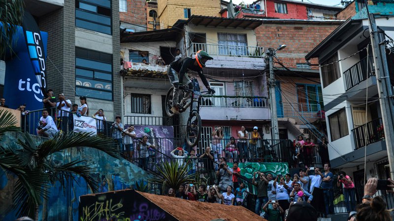 Fotografija: Mehiški ekstremni gorski kolesar Nicolas Cantu v akciji na urbanem downhill Challengu v Medellinu.Tekmovanje v Medellinu je postavilo nov Guinnessov svetovni rekord z najdaljšo progo v urbanem okolju. Foto Camilo Gil Afp