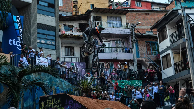Fotografija: Mehiški ekstremni gorski kolesar Nicolas Cantu v akciji na urbanem downhill Challengu v Medellinu.Tekmovanje v Medellinu je postavilo nov Guinnessov svetovni rekord z najdaljšo progo v urbanem okolju. Foto Camilo Gil Afp