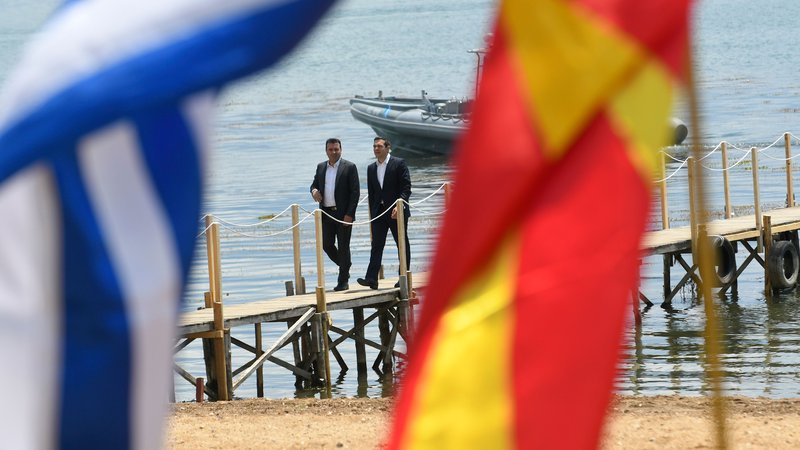 Fotografija: Makedonski parlament uresničuje sporazum, ki sta ga dosegla premier Zoran Zaev in njegov grški kolega Aleksis Cipras. FOTO: Maja Zlatevska/AFP