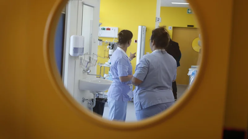 Fotografija: Skrb vzbujajoče je tudi, da se bodo bolniki z respiratornimi obolenji na urgenci zdaj množično mešali z bolniki, ki zdravniško pomoč iščejo zaradi drugih težav. FOTO: Leon Vidic/Delo