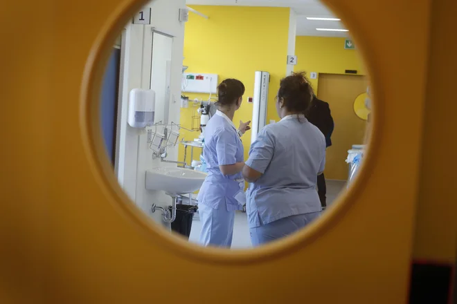 Skrb vzbujajoče je tudi, da se bodo bolniki z respiratornimi obolenji na urgenci zdaj množično mešali z bolniki, ki zdravniško pomoč iščejo zaradi drugih težav.&nbsp;FOTO: Leon Vidic/Delo