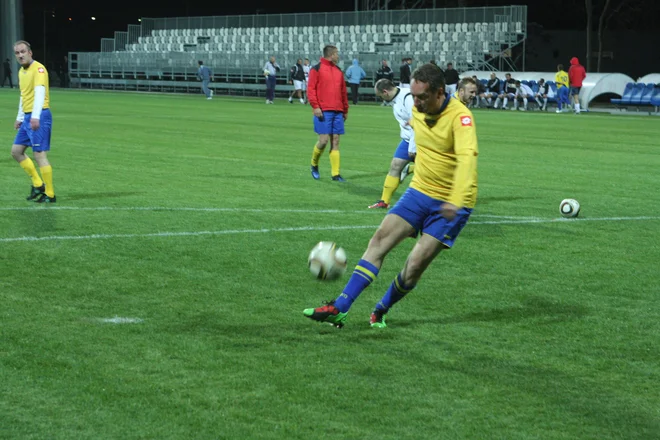 Boris Popovič ni izgubil le na županskih volitvah, marveč tudi na nogometnem igrišču. FOTO: Boris Šuligoj/Delo