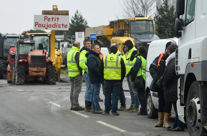 Med posledicami protestov pa je tudi poslovna škoda, ki so jo utrpeli trgovci in gostilničarji. FOTO: Fred Tanneau/Afp