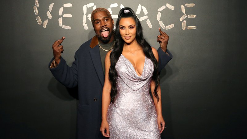 Fotografija: Portret enega najslavnejših parov na svetu Kanyea Westa in Kim Kardashian, ki sta se udeležila prezentancije prestižne modne znamke Versace v New Yorku. Foto Allison Joyce Reuters